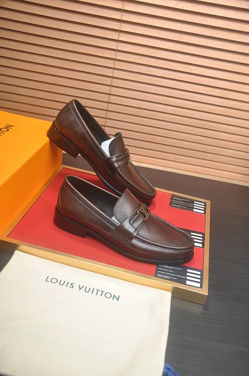 Men's men's shoes 💰540💶 [LV] (original single cowhide lining) 🍀LV's latest genuine leather business suit shoes are launched simultaneously on the official website. The first-layer cowhide imported from Italy is made of heavy gold, 💥official website 1:1 rubber outsole. Versatile to wear, high-end without losing class, and the color combination is extraordinary. This four-season style is alluring when worn on your feet, showing off your big-name flair. Standard code 39-45 (45 customized)